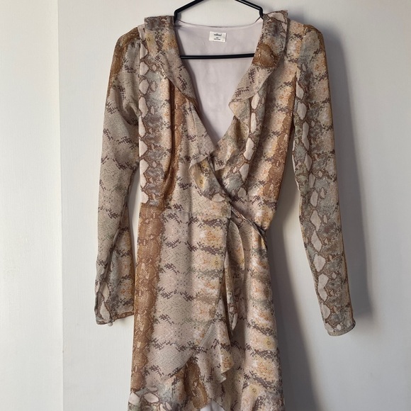 Aritzia Wilfred Louise Ruffle Dress - Picture 4 of 10